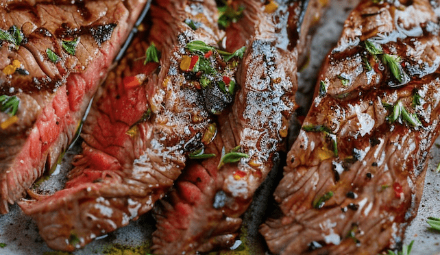Jugoso bife en dieta keto carnívora